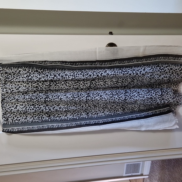 Black and white scarf - Picture 1 of 3